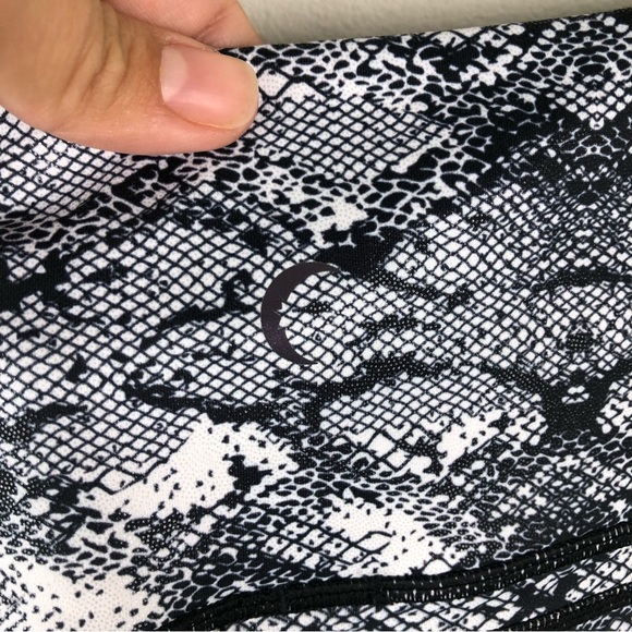 Zyia Active - Cobra Metallic Pocket Light n Tight Capri size: 6-8 - Picture 8 of 10